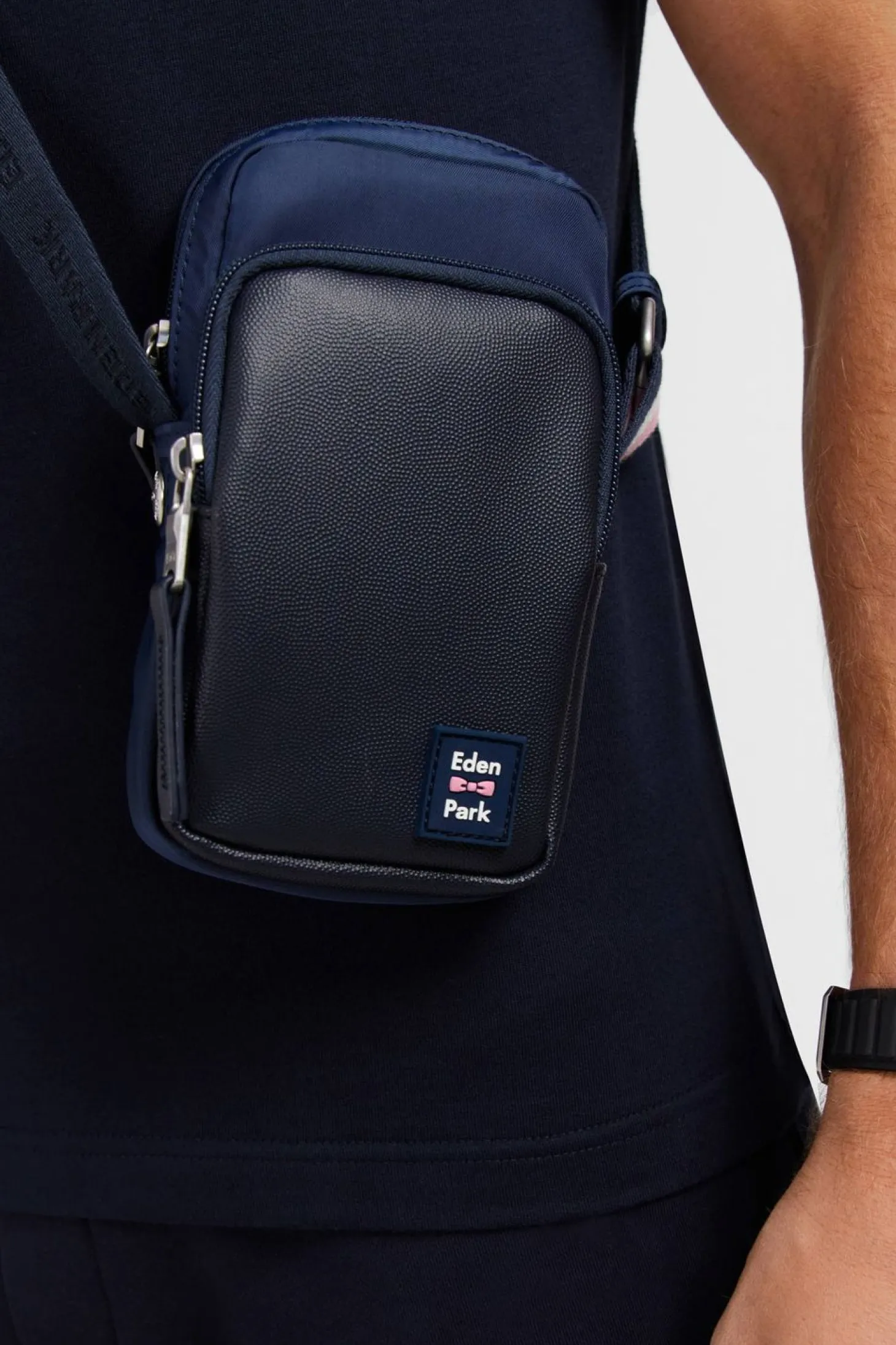 Besace Bleu Marine Avec Effet Cuir Graine