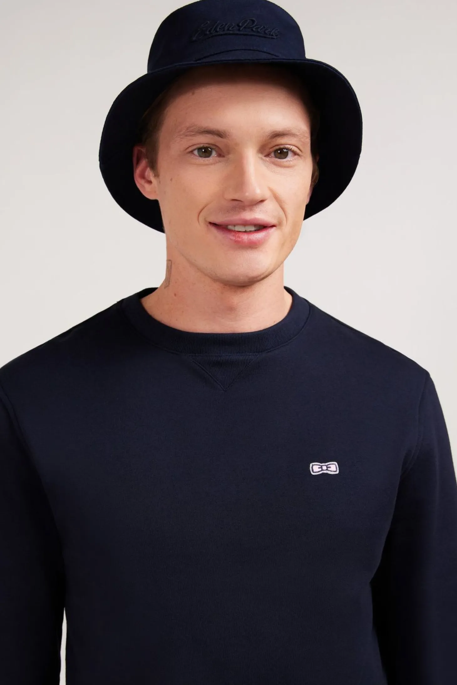 Sweatshirt A Col Rond En Molleton Marine Embleme Noeud Papillon